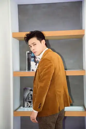 洪尧新剧首曝剧照 弘昼王爷变身it男玩转职场