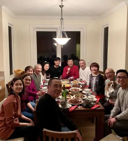 亲朋好友团圆聚会合影.