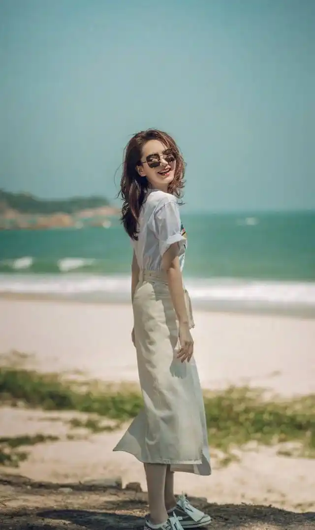 【尚美够】戚薇新穿搭,彩色图案白t搭配亚麻色半裙,沙滩做背景青春又