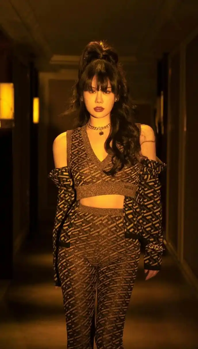 袁娅维的穿搭修身更显身材.