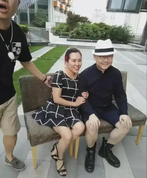 8月30日刀郎因为一张照片引爆热搜被女粉丝强搂着靠在身上