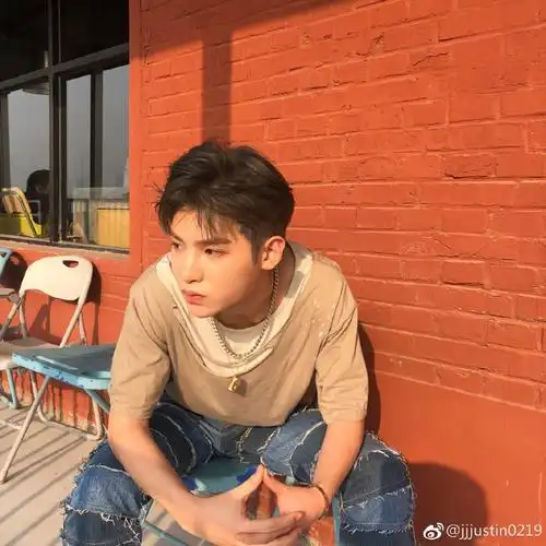 justin黄明昊短发新造型清爽帅气 对镜摆出各种酷帅pose_新浪图片