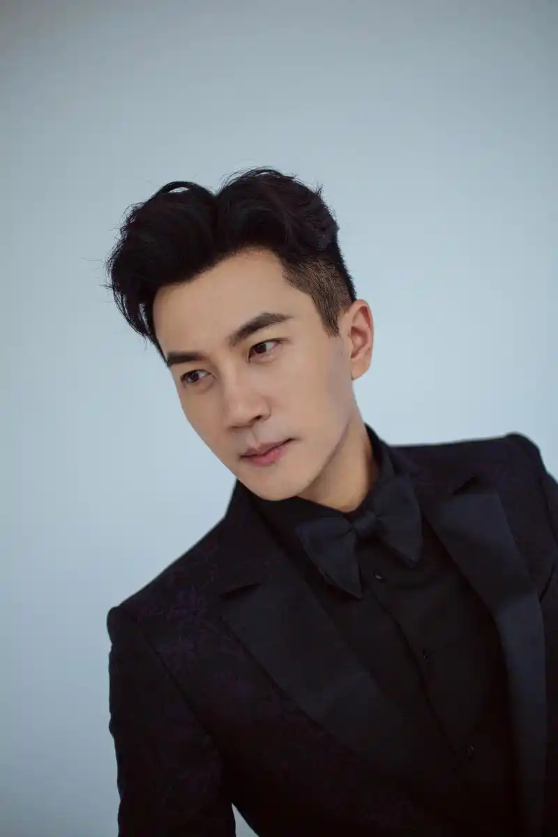 刘恺威跨界歌王,身着一袭紫色暗纹西装的刘先生亮相《跨界歌王》总