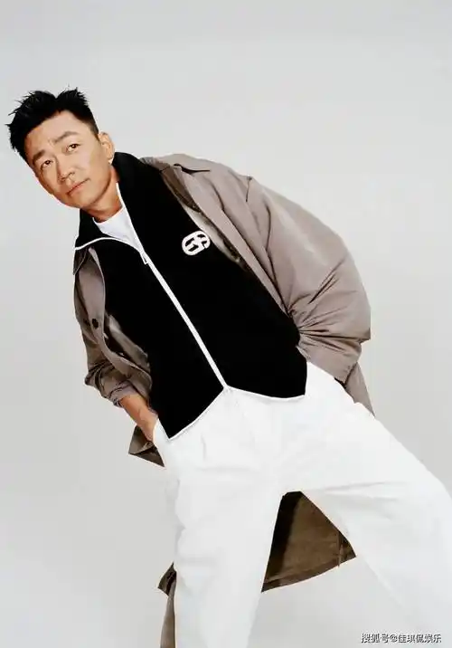 王宝强越来越有精英气质了,站凳子上这张最帅!_身高_风衣_写真