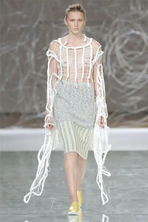 犹抱琵琶半遮面,本季秀场十大透视装