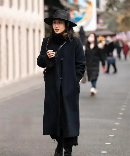 从春运街拍中看出:毛呢大衣 长裙,长款呢子大衣内搭裙子优雅迷人图16