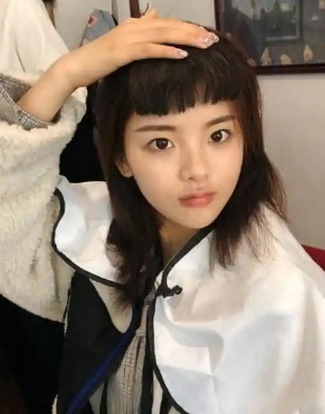 早年杨超越的齐刘海旧照,嫌弃不够成熟,如今摇身一变惊艳大波浪