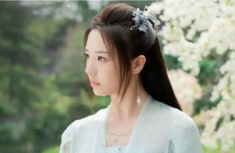 在电视剧《遇龙》里面,青青头上的流星痕一直去不掉,是因为这个痕迹是