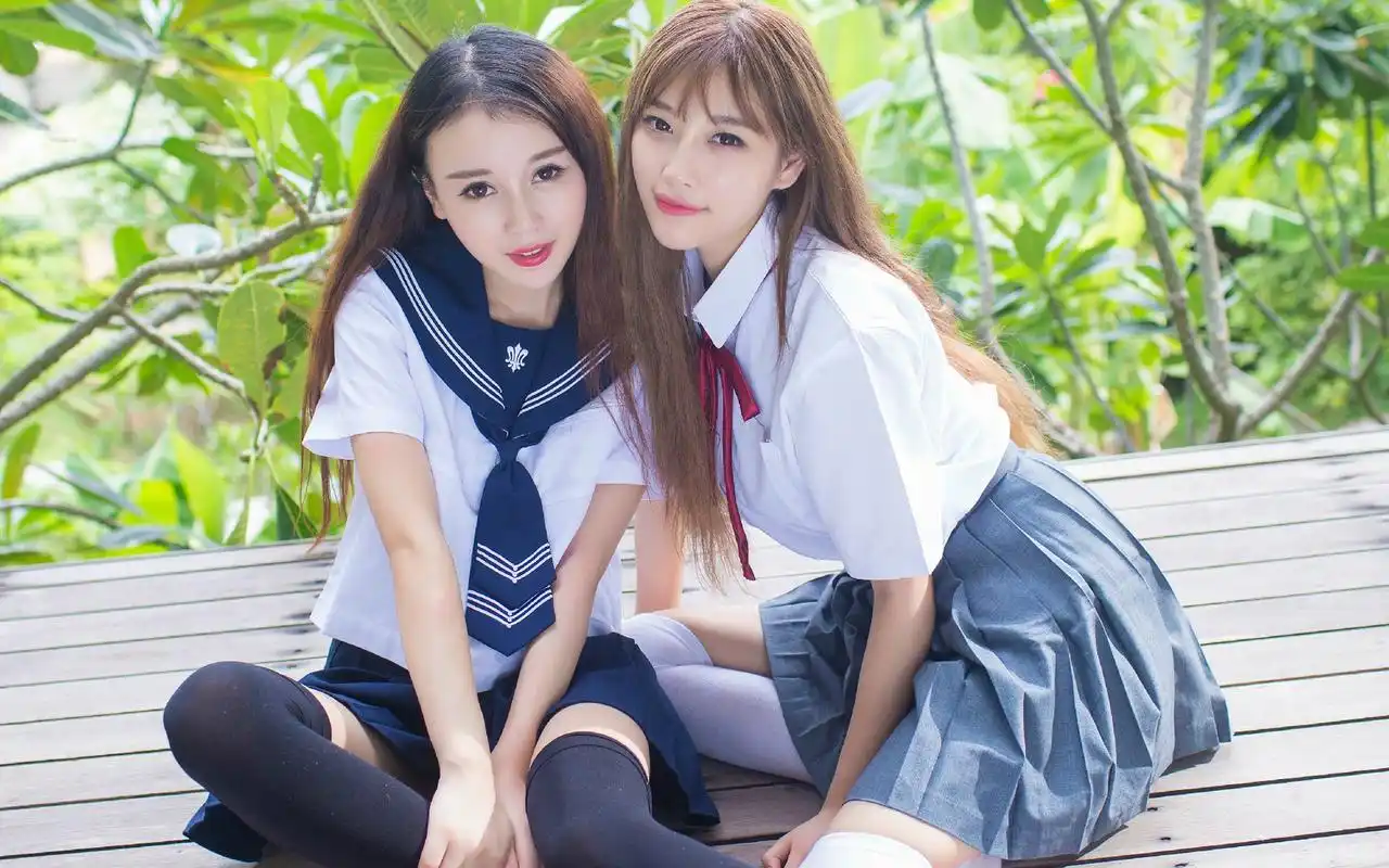 制服美女闺蜜亲昵高清桌面壁纸