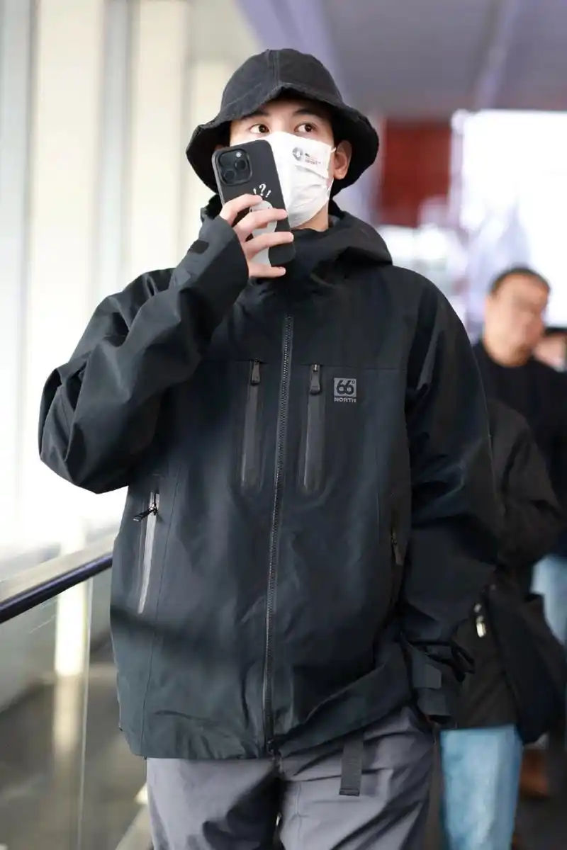 大长腿胡先煦机场穿搭好帅呀  一双修长的大腿十分抢眼了.