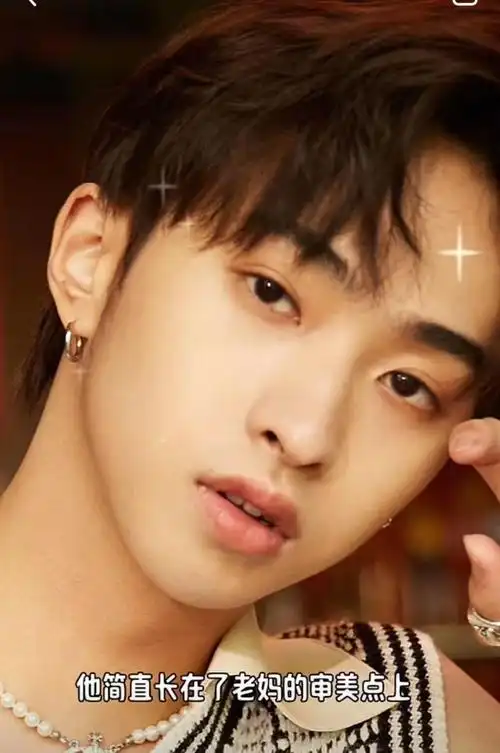 伊能静儿子晒自拍,22岁哈利穿女装耍酷,妆造个性粉丝猛夸好看