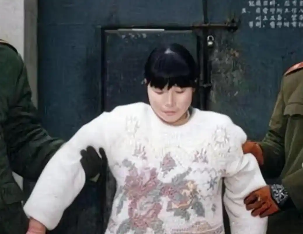 1995年,年仅20岁的一名年轻姑娘被执行枪决时的场景