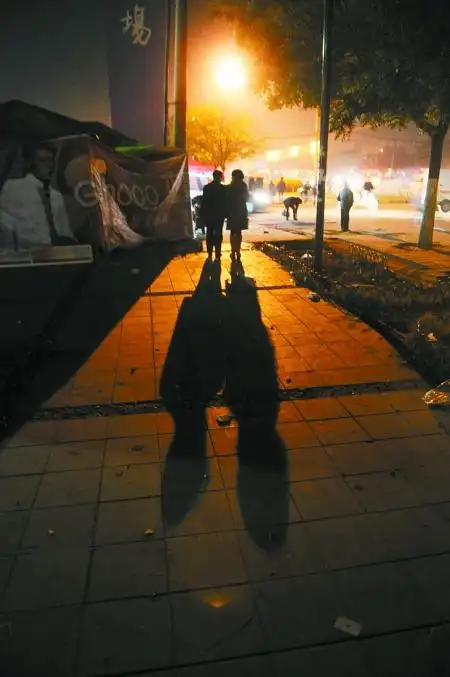 昏黄的路灯下,蔡大姐给记者讲起当年的故事依旧潸然泪下.