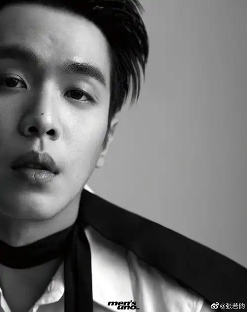 刚看张若昀更了张照 突然发现这两人鼻子上的痣位置一模一样 哈哈哈