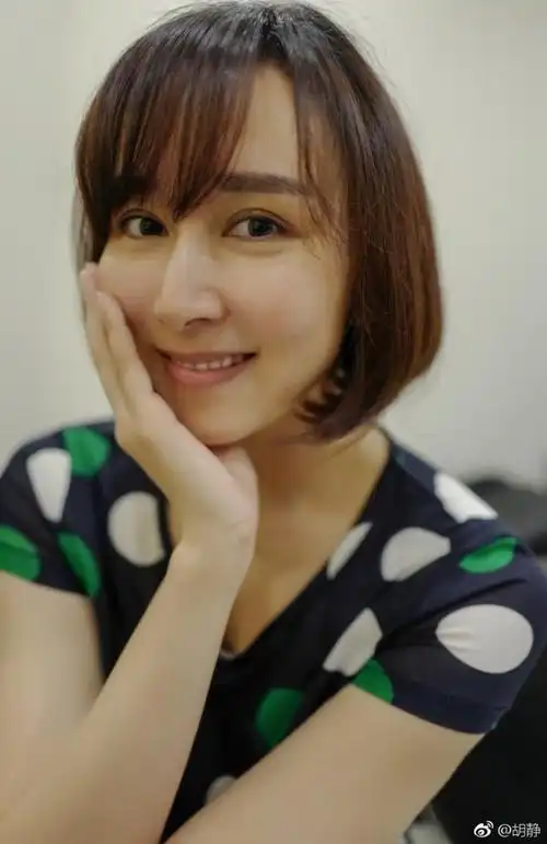 阔太胡静短发素颜出镜托腮搞怪俏皮不少自嘲脸大