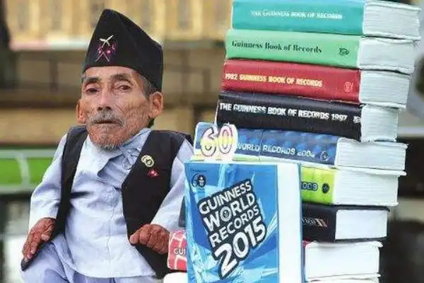 世界上最小的人钱德拉身高仅0546米体重仅12公斤