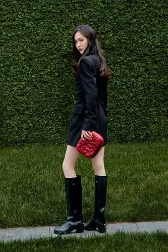 学唐嫣穿西装裙 长靴,秋天气场全开