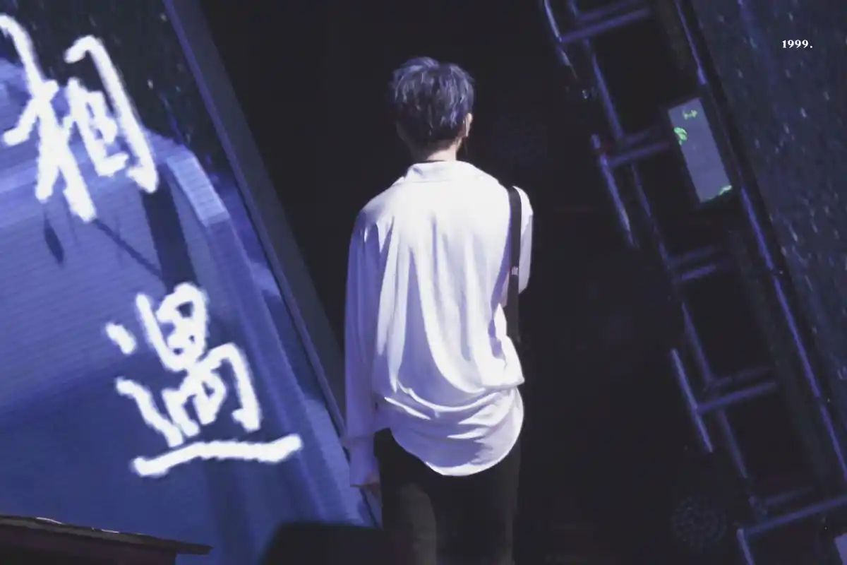 tfboys分享200802王俊凯背影照系列一直追逐你背影