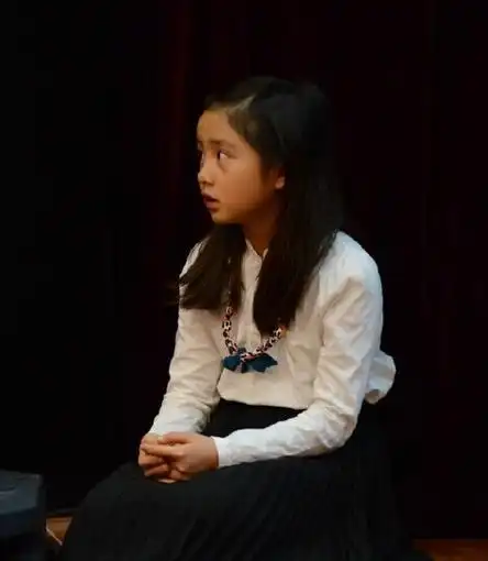 多多学校演话剧扮班主任有模有样