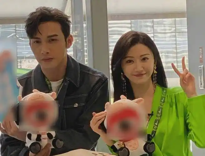 司藤扫楼生图景甜穿荧光绿却白到发光张彬彬的大头抢镜