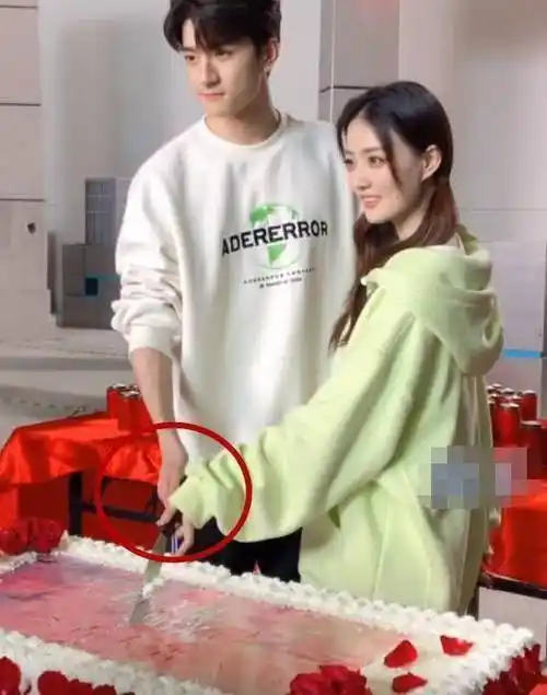 徐璐和林一拿一把刀切蛋糕,有谁注意徐璐手咋放的?