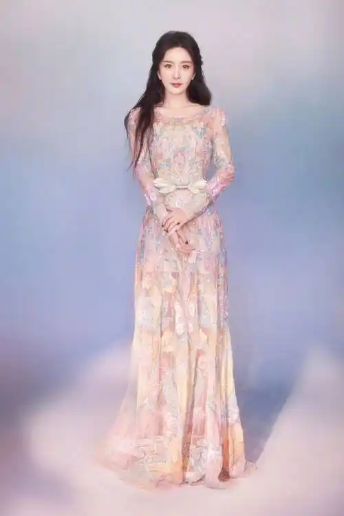 杨幂少女感好强啊!