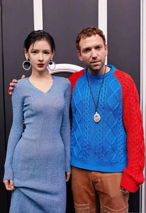 张予曦这身材才叫绝,穿时尚裙勒出紧致感,腰胯比更是惊艳_感觉_服装