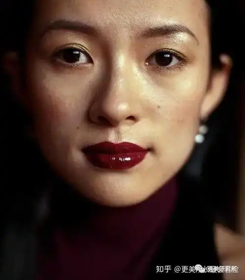 章子怡怼脸照,皮肤黑,还有雀斑瑕疵,但骨相好,依然让人觉得很舒服.