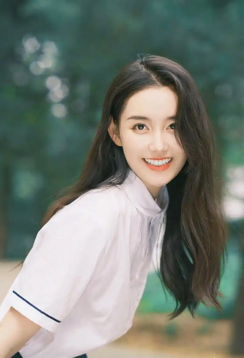 蒋依依学生装长发飘飘青春活力写真