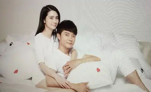 超恩爱!洪欣与小10岁老公张丹峰合体拍"床照"