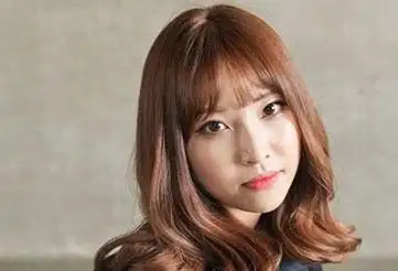 女生齐刘海发型图片甜美减龄更瘦脸