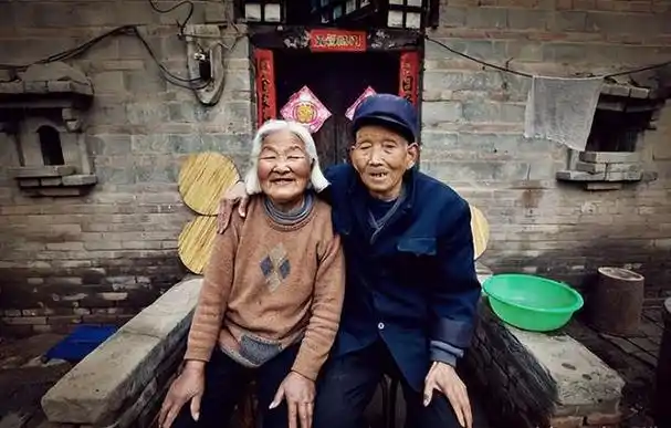 "恩爱夫妻不到头,叽嘎夫妻才长久",这是一句农村老百姓中流传的俗语.