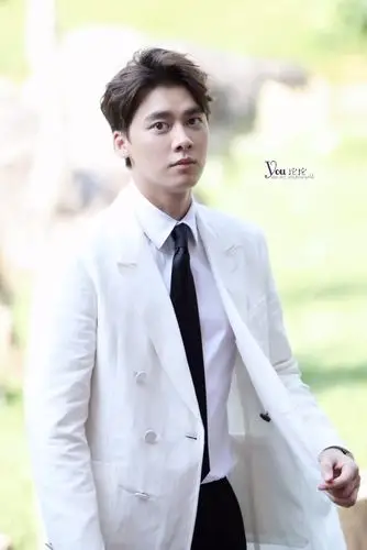 李易峰穿白色西服搭配黑色西裤亮相动物园,皮肤白皙帅气十足