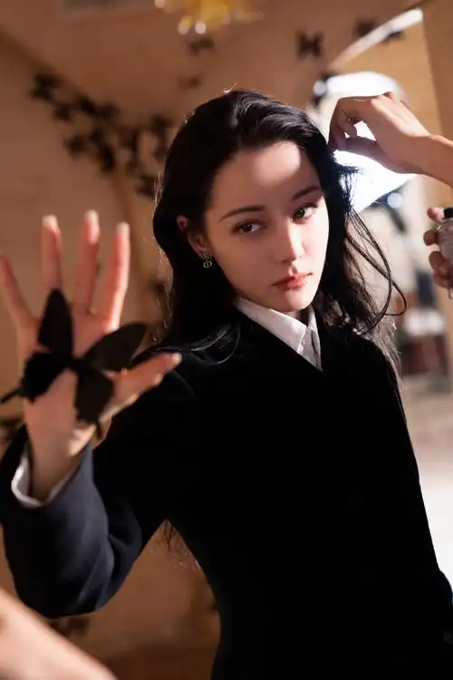 迪丽热巴红秀十一月刊封面