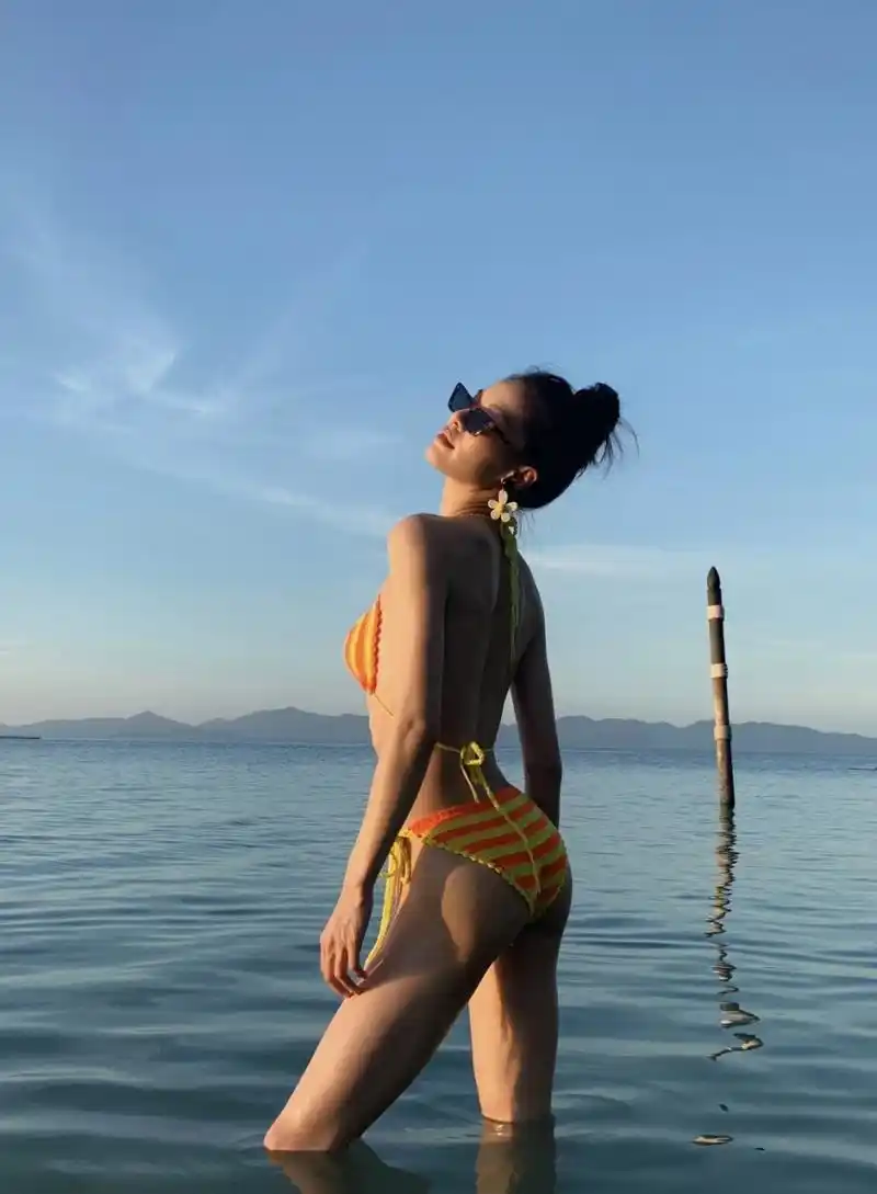 钟楚曦泳装照,不得不说身材很好