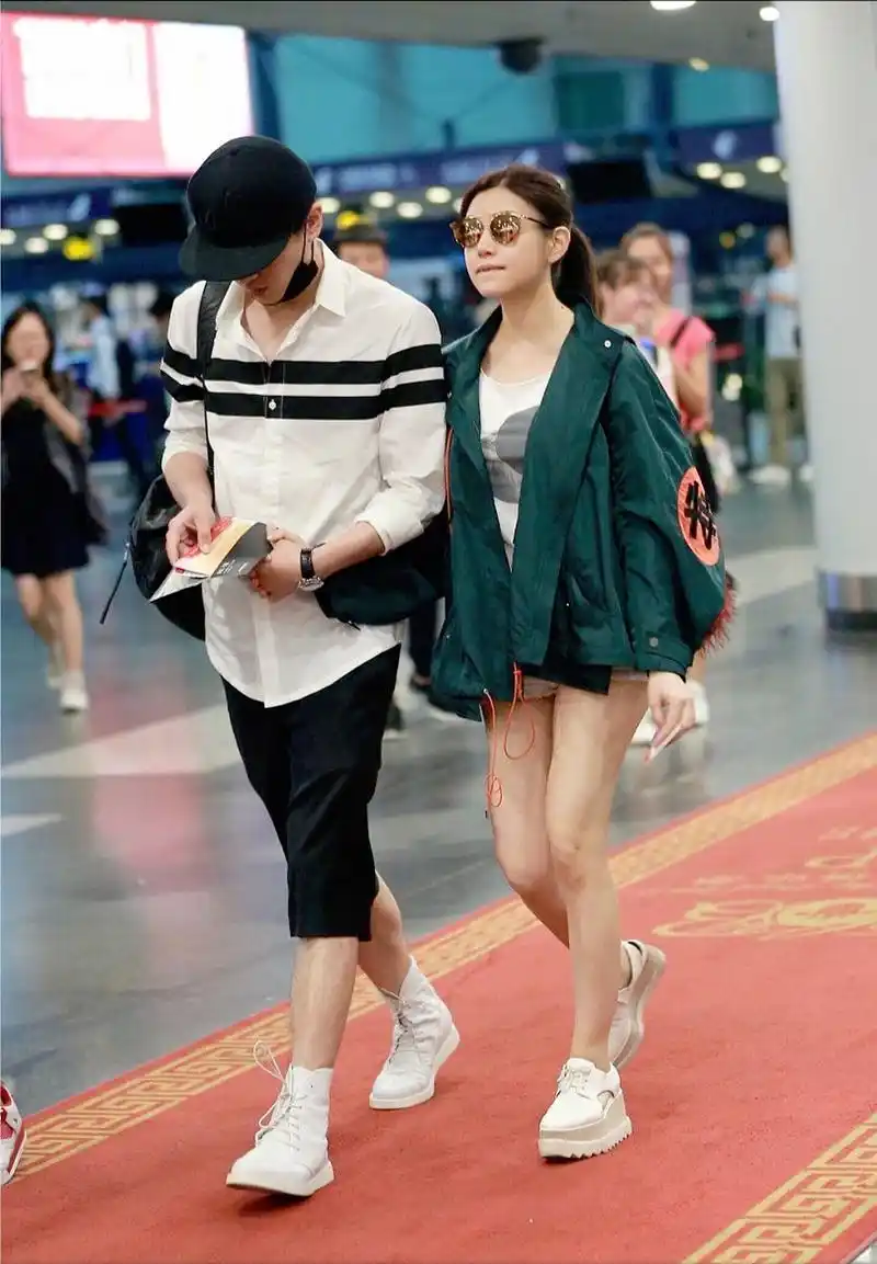 刘诗诗和陈妍希的机场穿搭展现了各自独特的时尚品味.