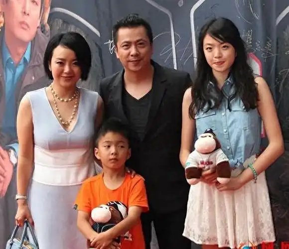 王中磊老婆看霍思燕的眼神火了!三分不屑七分恨意,有着太多故事