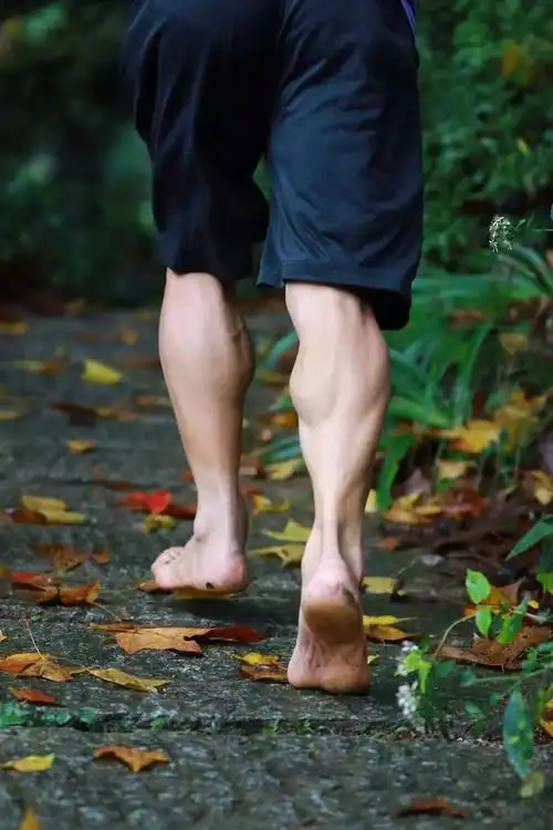 挑选户外鞋,我们就可以从假设自己赤脚开始