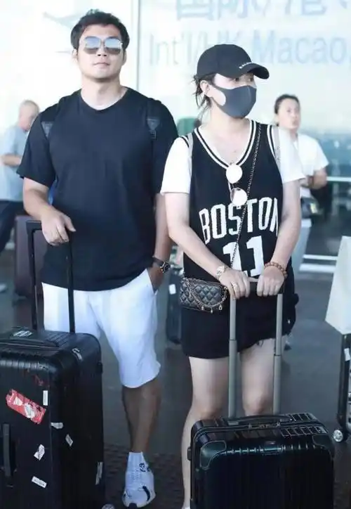 原创马丽与老公罕见同框穿亮片衫短裤像女王小11岁的他像跟班