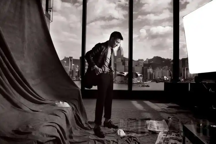 新浪娱乐讯 刘德华获邀登《时尚芭莎》,为《狄仁杰》做宣传,拍摄一组