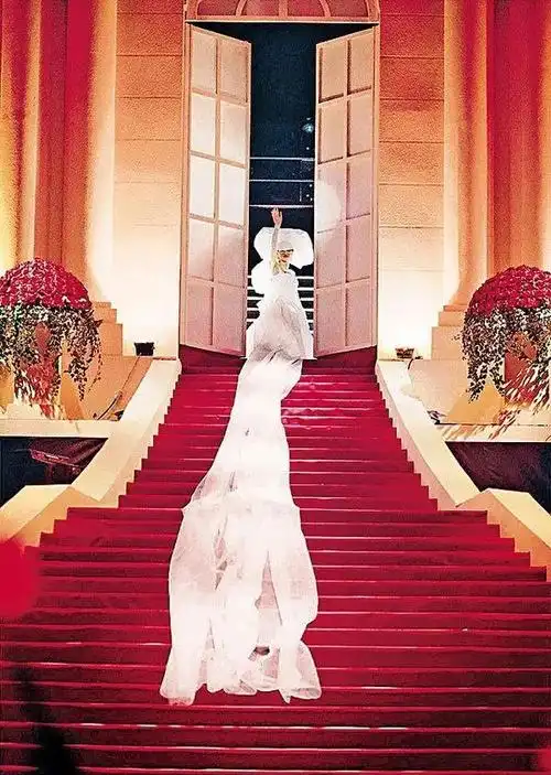 梅艳芳遗物被扔垃圾桶一代歌后生前身后的悲凉亲情