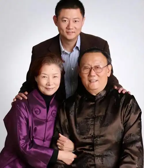 23岁嫁给小学同学,一双儿女事业有成,儿媳是国际影后|何琳|演员|吕中