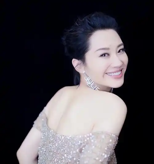 同样被陈凯歌爱过,54岁陈红和54岁许晴现在的容貌,真是天差地别-蘑菇