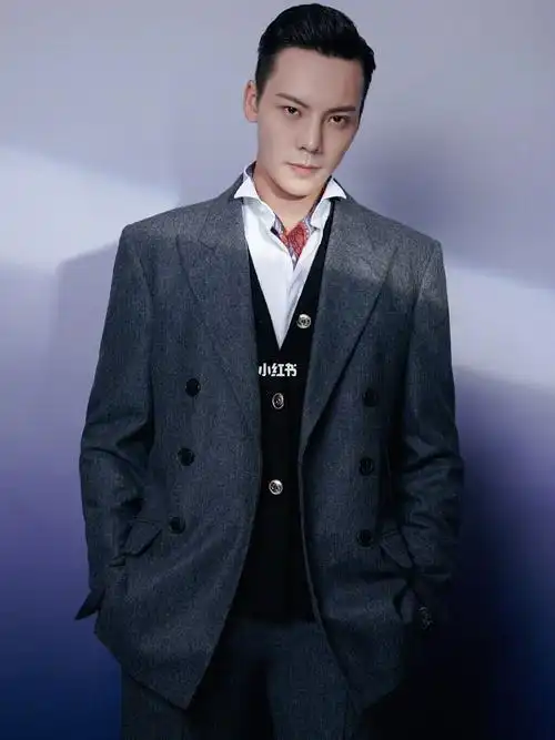 陈伟霆英伦风西装陈伟霆央视国庆晚会美