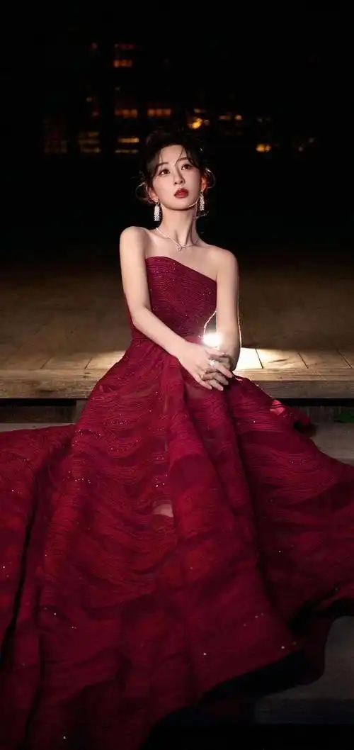 杨紫酒红色礼服突显尊贵大气