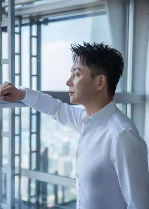 演员刘奕君带着儿子再婚,中年得女,如今一家人幸福美满