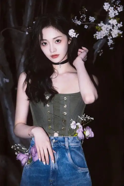 周洁琼身着军绿色吊带配牛仔裤整个人清爽又美艳气质绝佳