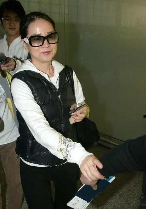 林凤娇淡妆也挺有韵味的收腰衬衫配拖地裤身材不高但挺显气质