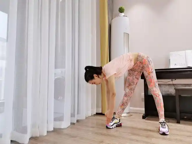 45岁贾静雯长练瑜伽倒立秀出好身材3式美肤瑜伽越练越女神