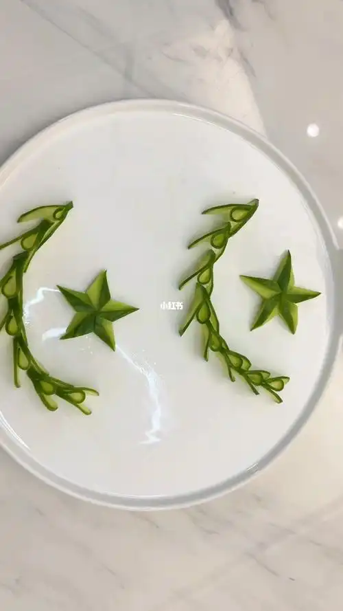 黄瓜切拼五角星盘饰红星闪闪放光闪